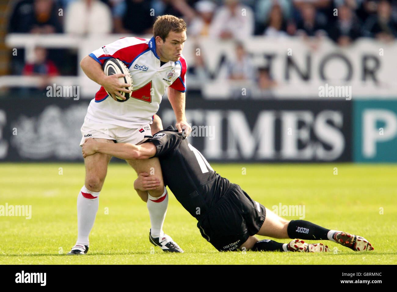 Dave Walder di Newcastle Falcons affronta il Rob Higgit di Bristol Rugby Foto Stock