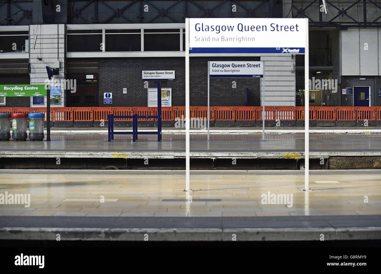 Lavori di ingegneria presso la Queen Street Station di Glasgow, in quanto si consiglia ai pendolari ferroviari di pianificare i loro viaggi e di prevedere tempi di viaggio più lunghi quando il principale tunnel ferroviario è in corso di ristrutturazione. Foto Stock