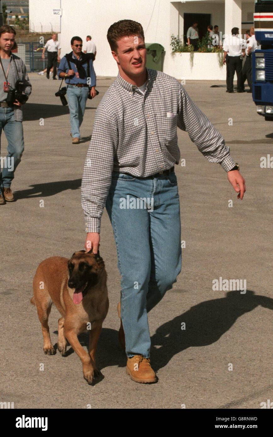 Formula uno Motor Racing - Gran Premio d'Europa. Ralf Schumacher restituisce il cane di fratello Michael dopo che è stato trovato vagare nel paddock Foto Stock