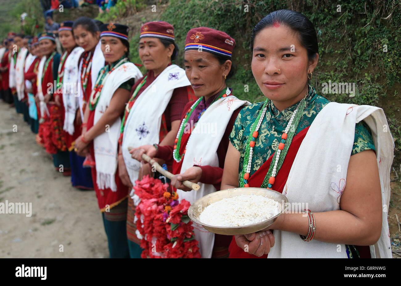 Le donne nepalesi aspettano di salutare il Principe Harry durante la sua visita al villaggio di Leorani in Nepal. Foto Stock