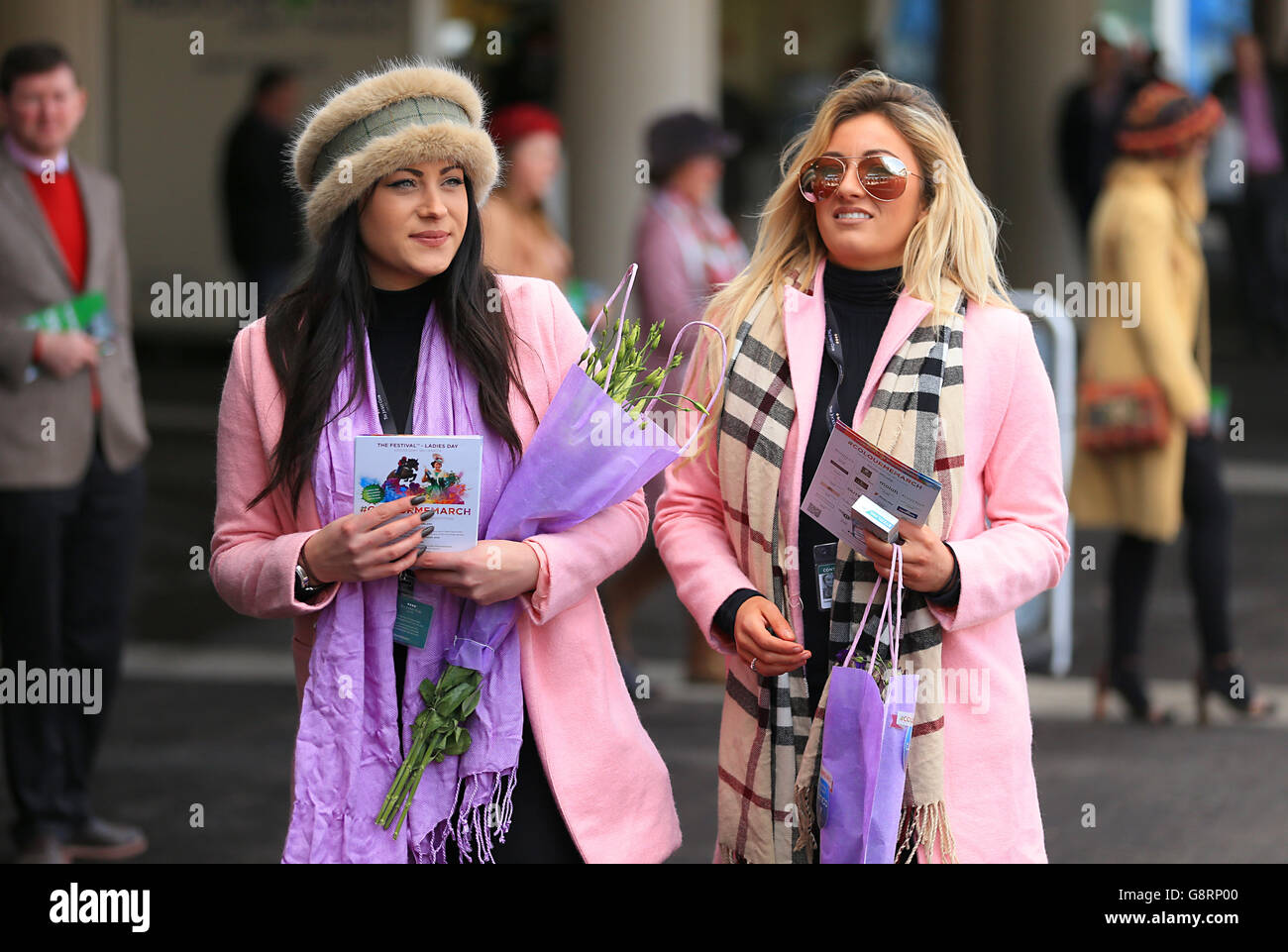 2016 Festival di Cheltenham - Giornata delle Signore - Ippodromo di Cheltenham. Le donne che trasportano i fiori durante il giorno delle Signore del festival di Cheltenham 2016 all'ippodromo di Cheltenham. Foto Stock