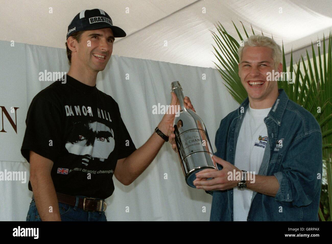Formula uno Motor Racing - Gran Premio d'Europa. L'attuale campione del mondo Damon Hill (a sinistra) passa prematuramente la sua corona di campionato all'erede apparente Jacques Villeneuve (a destra) Foto Stock