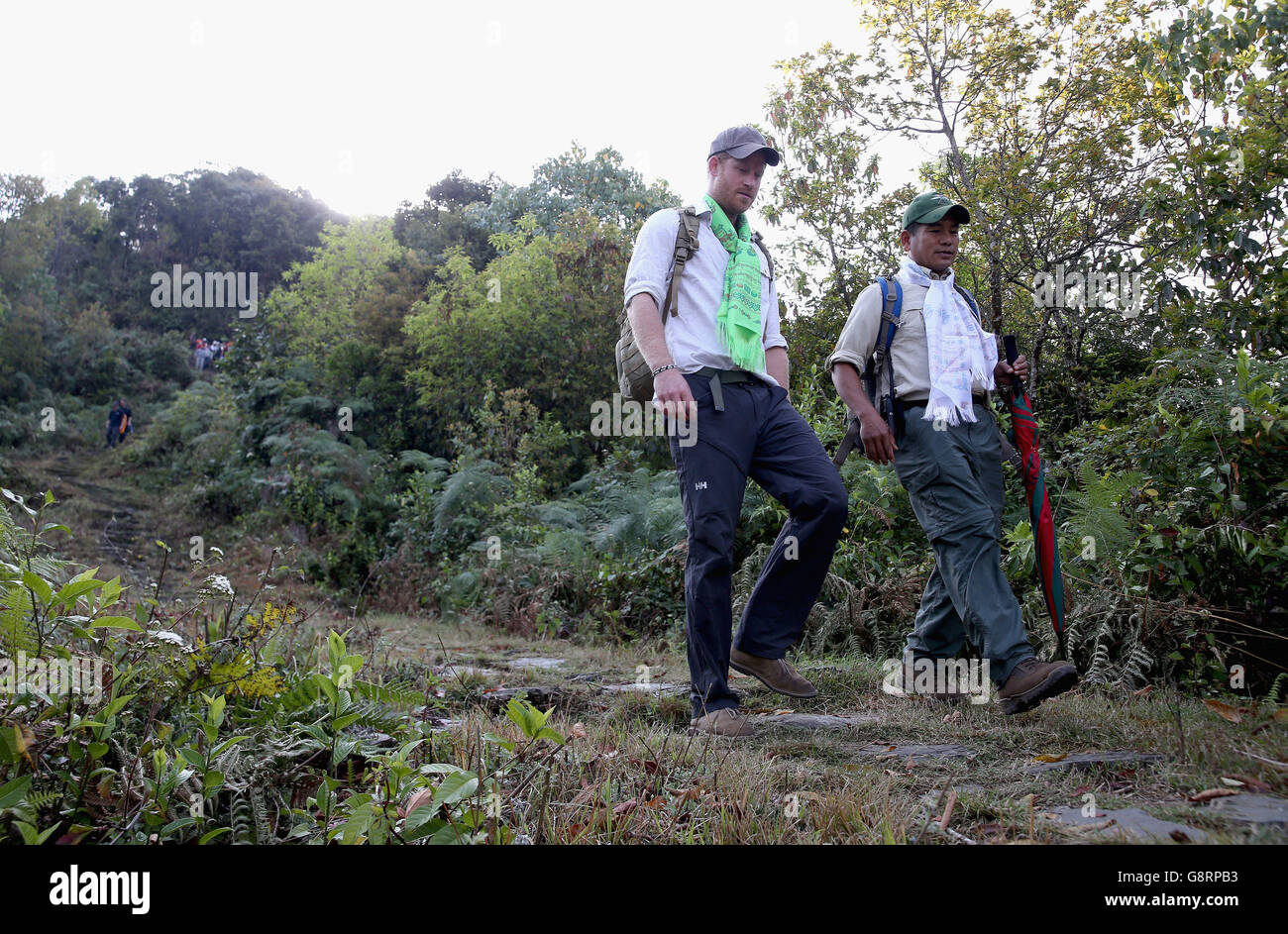 Il principe Harry cammina ai piedi dell'Himalaya fuori dal villaggio di Leorani il quarto giorno della sua visita in Nepal. Foto Stock