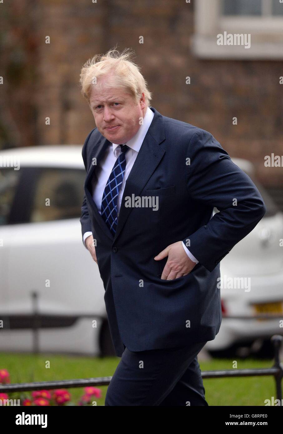 Il Sindaco di Londra Boris Johnson arriva per un incontro di Cobra a Downing Street, Londra, in quanto almeno 21 persone sono state uccise e molte altre sono rimaste ferite dopo gli attacchi di bombe terroristiche all'aeroporto principale e al sistema metropolitano di Bruxelles. Foto Stock