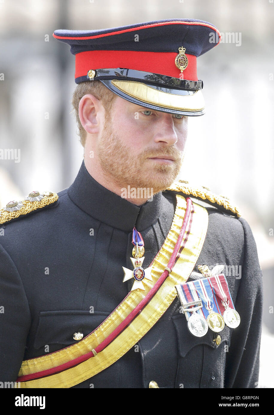 Il principe Harry partecipa a una cerimonia di deposizione di una corona per i soldati caduti Gurkha al campo di Gurkha britannico a Pokhara, Nepal. Foto Stock