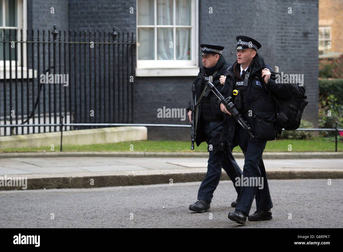 Polizia armata a Downing Street, Londra, in seguito ad attacchi dinamitardi coordinati contro l'aeroporto principale e il sistema metropolitano di Bruxelles, Belgio. Foto Stock