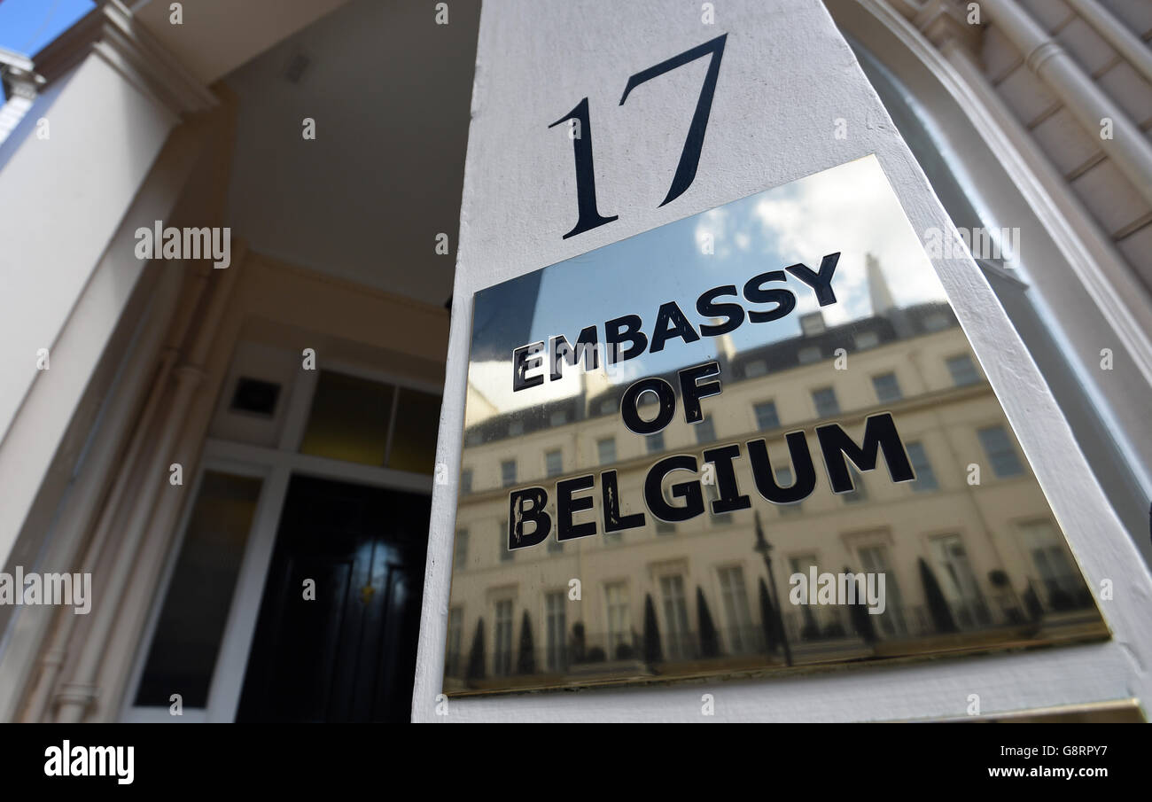 Un cartello per l'ambasciata del Belgio a Londra, dopo gli attacchi coordinati all'aeroporto principale e al sistema metropolitano di Bruxelles. Foto Stock