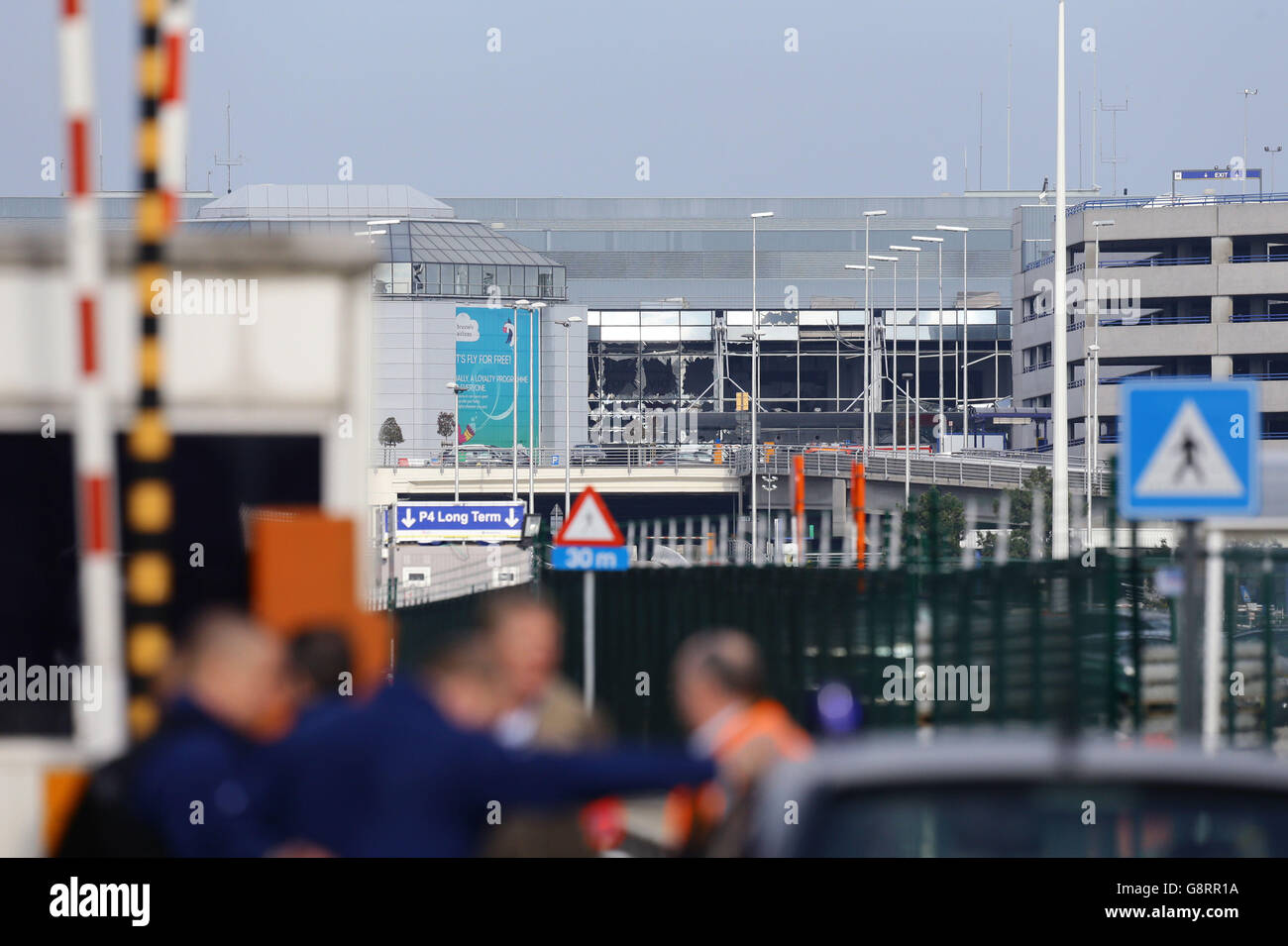 Le finestre dell'aeroporto di Zaventem a Bruxelles, in Belgio, sono esplose dopo gli attacchi coordinati all'aeroporto e il sistema metropolitano ha portato il terrore alla capitale belga. Foto Stock