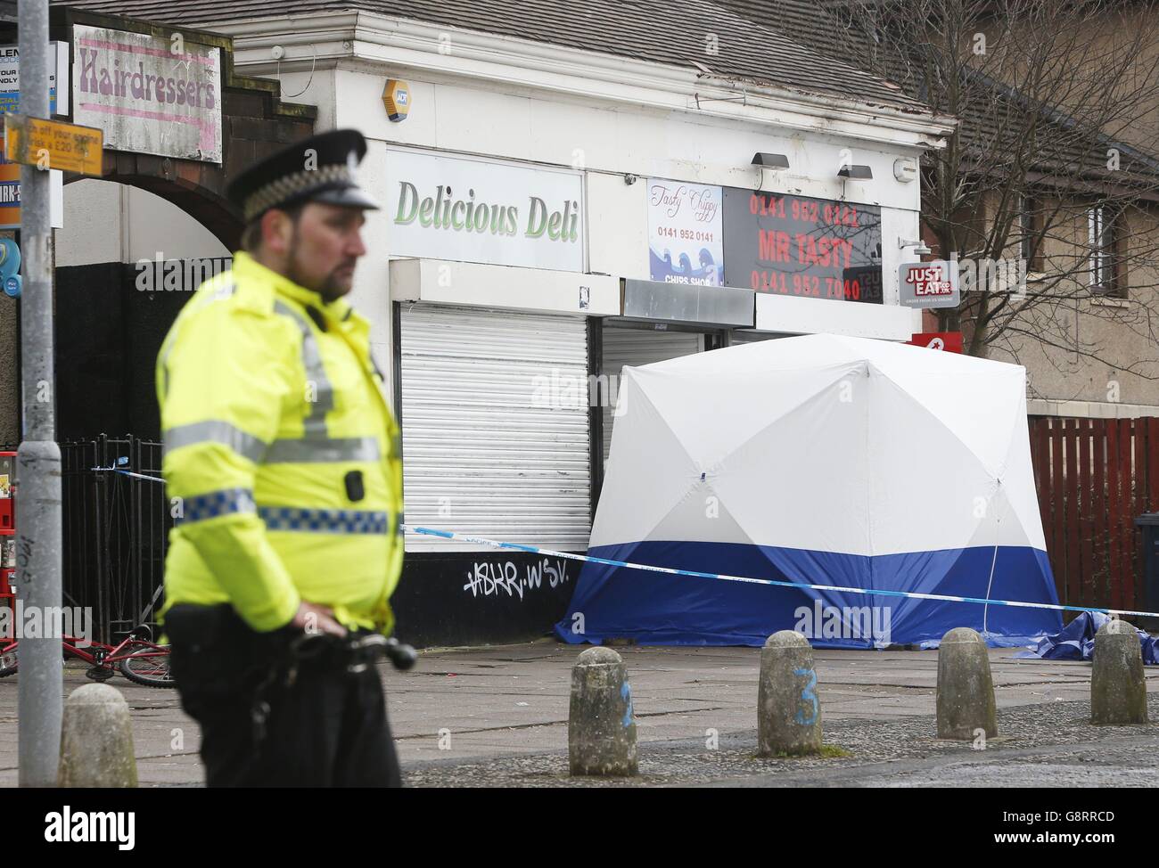 Un poliziotto in un cordone all'esterno del Delicious Deli a Clydebank, West Dunbartonshire, dove l'adolescente Paige Doherty assassinato è stato visto l'ultima volta. Foto Stock