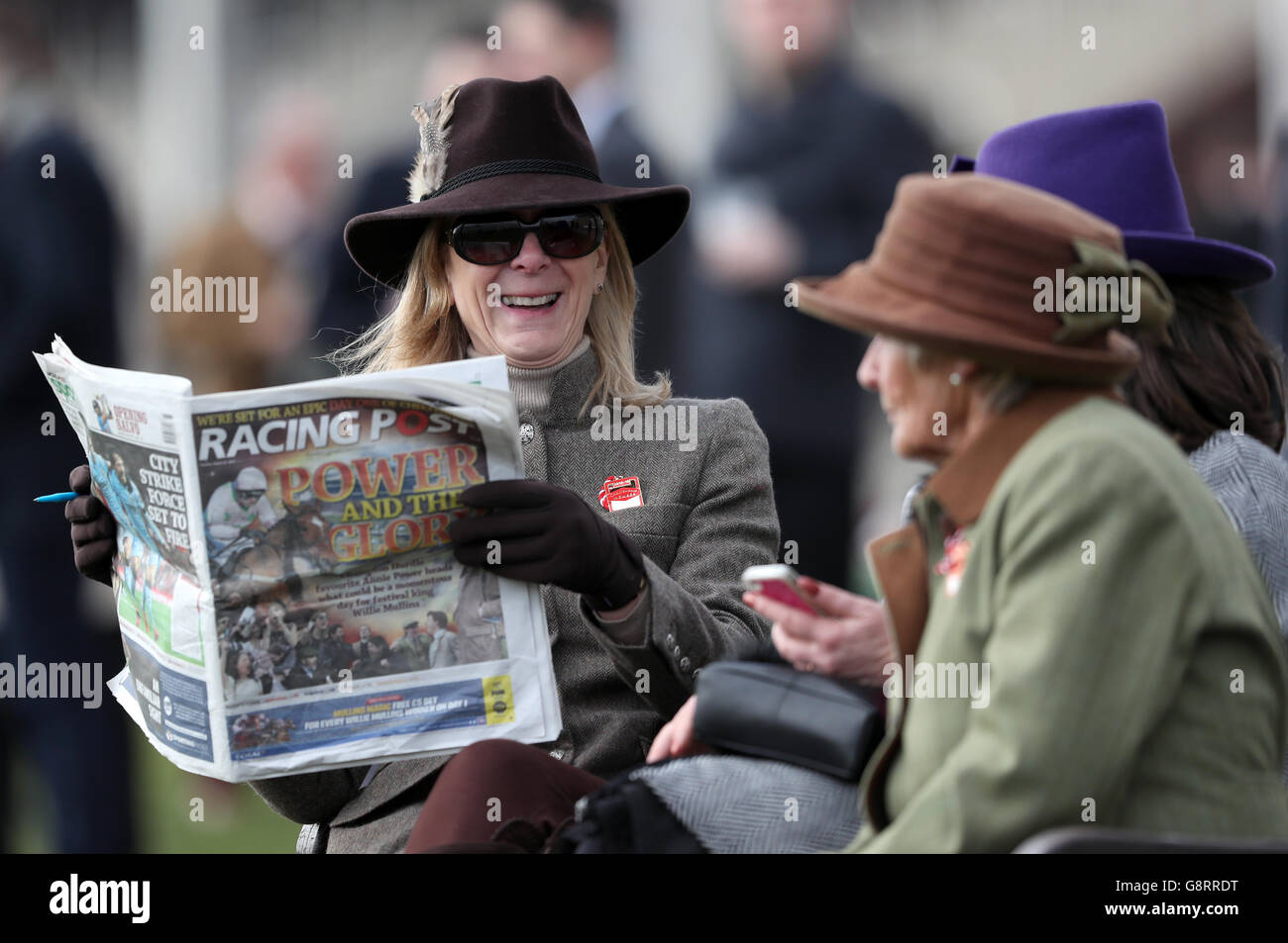 2016 Festival di Cheltenham - Champion Day - Ippodromo di Cheltenham. I garanti di corsa controllano il modulo durante il giorno del campione del festival di Cheltenham 2016 all'ippodromo di Cheltenham. Foto Stock