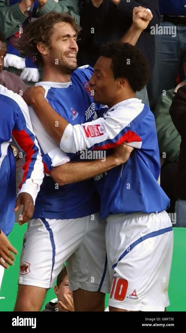 Zigor Aranalde (L) di Carlisle celebra il suo obiettivo con Karl Lawly durante la partita della Coca-Cola League Two Whaddon Road, Cheltenham, sabato 17 settembre 2005. PREMERE ASSOCIAZIONE foto. Il credito fotografico dovrebbe essere: Neil Munns/PA. Foto Stock