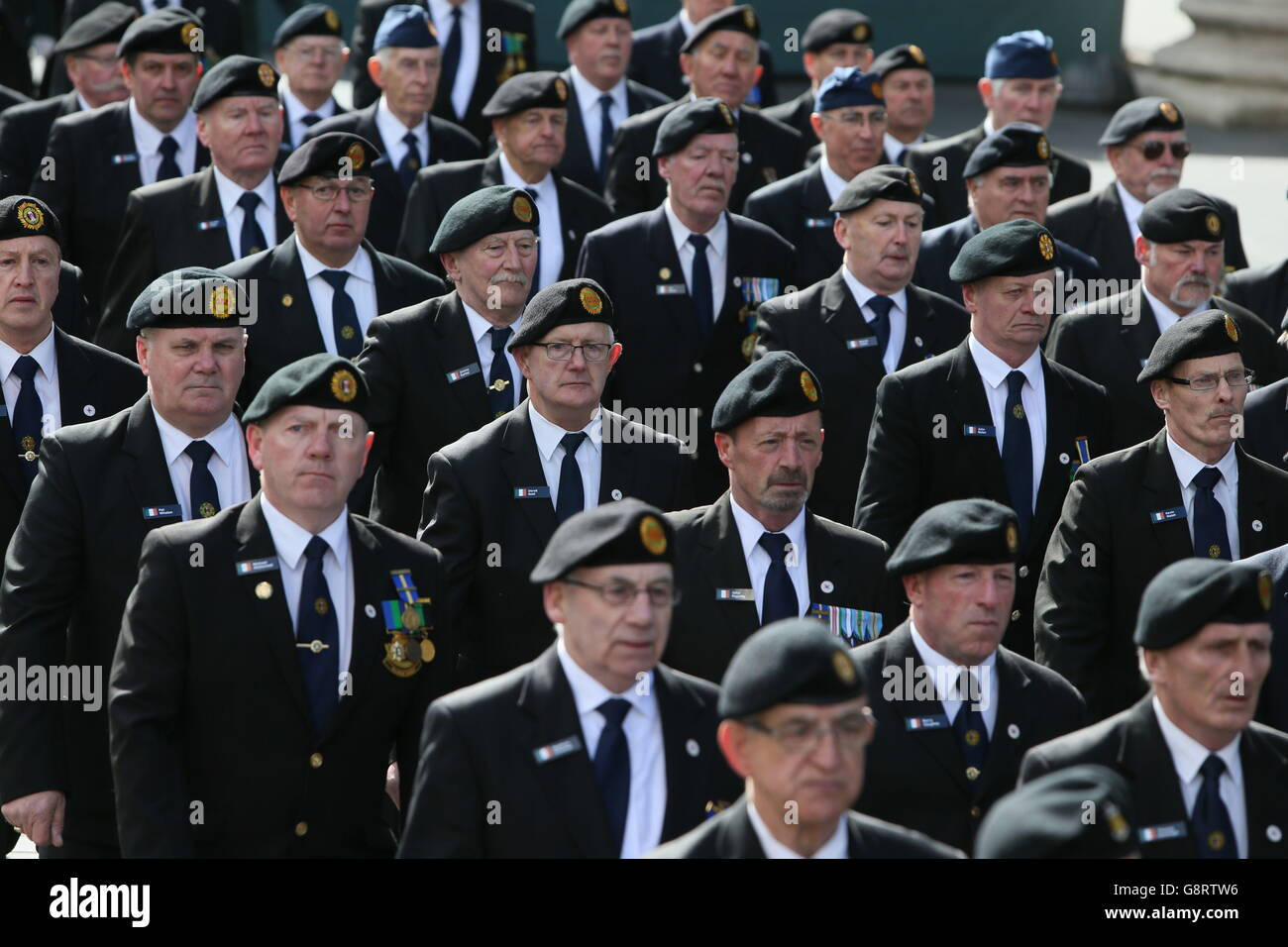 I membri dell'O.N.E (Organizzazione Nazionale ex-militari e Donne) marzo, come parte delle celebrazioni del centenario della Pasqua del 1916 a Dublino. Foto Stock