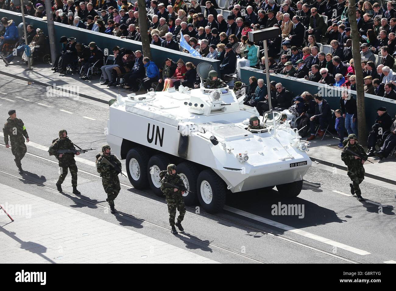 La più grande parata militare nella storia dello stato passa davanti al GPO come parte delle commemorazioni del centenario della Pasqua Rising a Dublino del 1916. Foto Stock