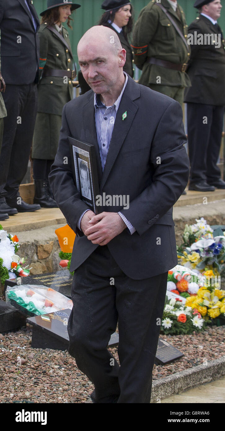 Il bombardiere di Shankill Road Sean Kelly lascia il Giardino della Rimembranza alla commemorazione del Sinn Fein che segna le commemorazioni del centenario della Pasqua del 1916 al Milltown Cemetery di Belfast. Foto Stock