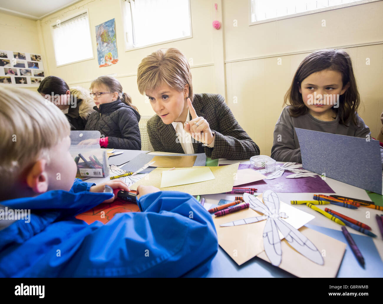 Il primo Ministro Nicola Sturgeon incontra i bambini durante una visita elettorale al progetto di sviluppo della comunità di Glengassles a Wishaw, North Lanarkshire. Foto Stock