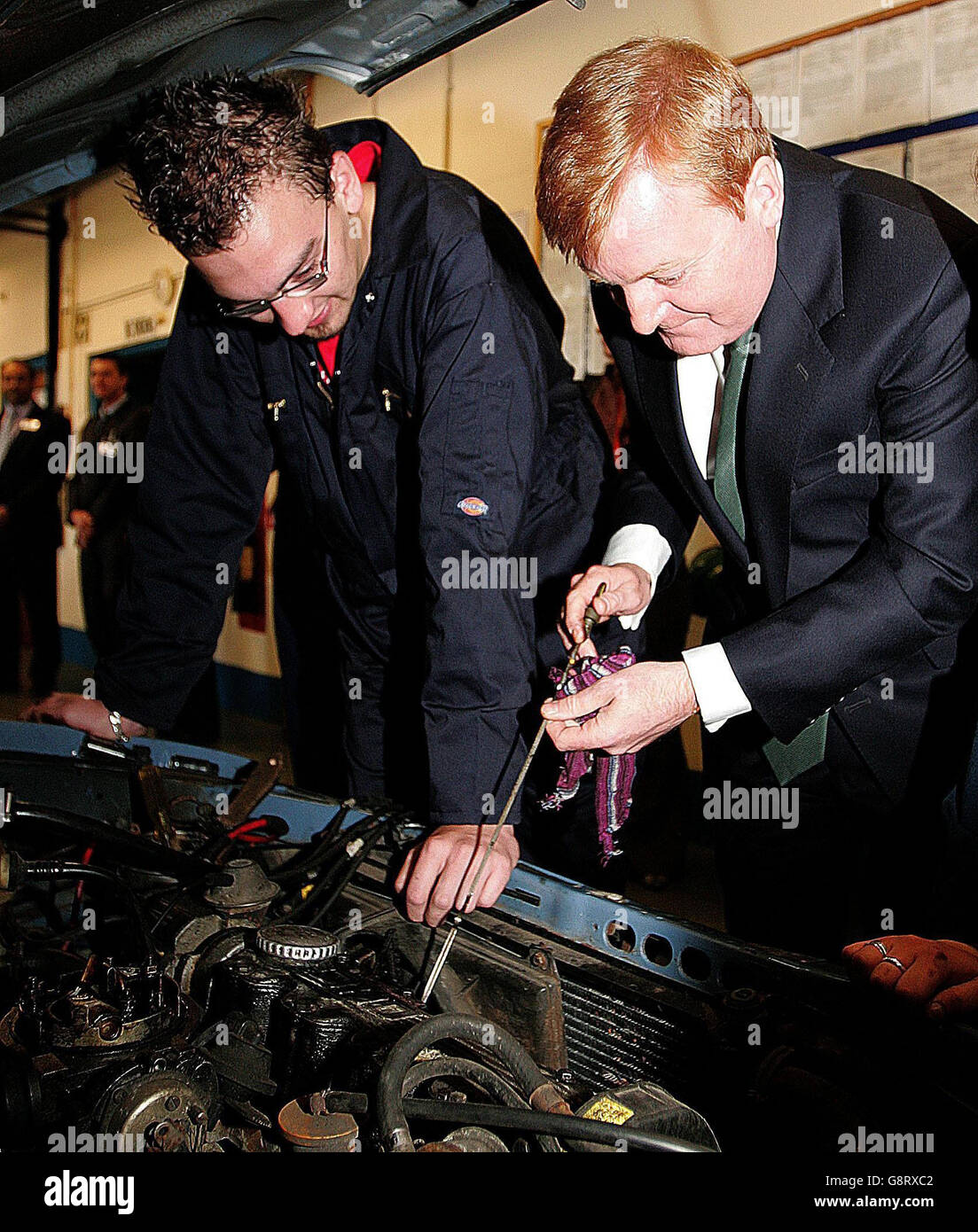 Il leader liberaldemocratico Charles Kennedy controlla il petrolio durante la sua visita alla School for Automotive Excellence a Blackpool e al Fylde College a Blackpool. Foto Stock