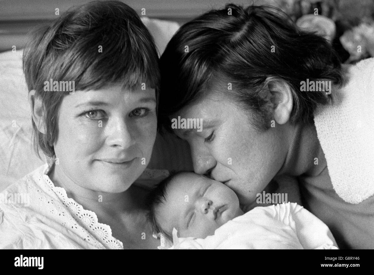 Judi Dench, l'attrice, 37 anni, visto in una clinica nord-occidentale di Londra con la sua bambina di 71/2lb, il suo primo figlio. È con suo marito, Michael Williams, l'attore. Si sposarono lo scorso anno quando entrambi comparivano nella produzione della Royal Shakespeare Company di "London Assurance". Foto Stock