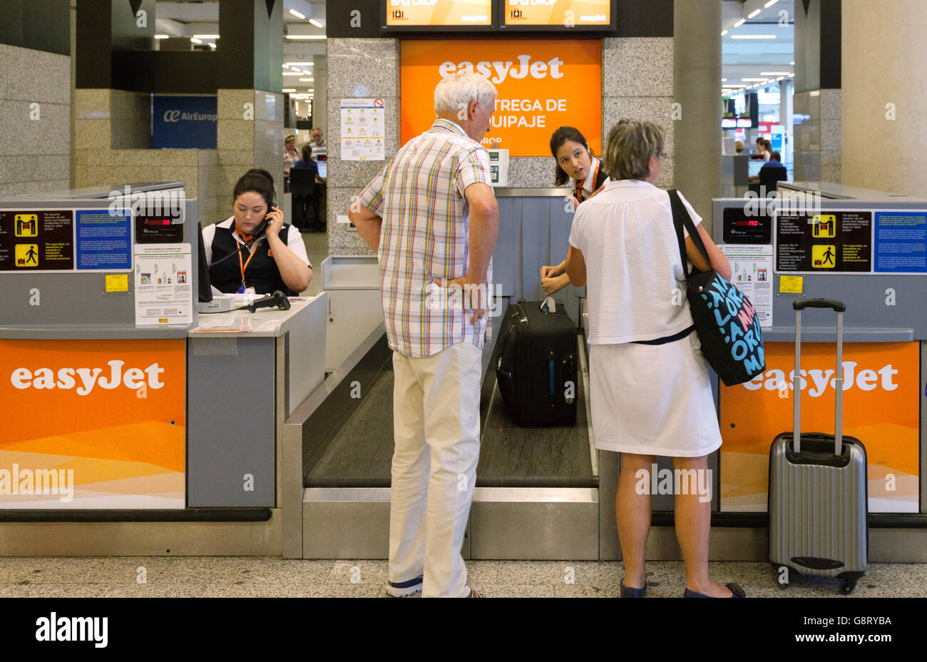 Aeroporto di controllo bagagli in; i passeggeri al bagaglio Easyjet drop, dall'aeroporto di Palma di Mallorca ( Maiorca ), isole Baleari, Spagna Europa Foto Stock