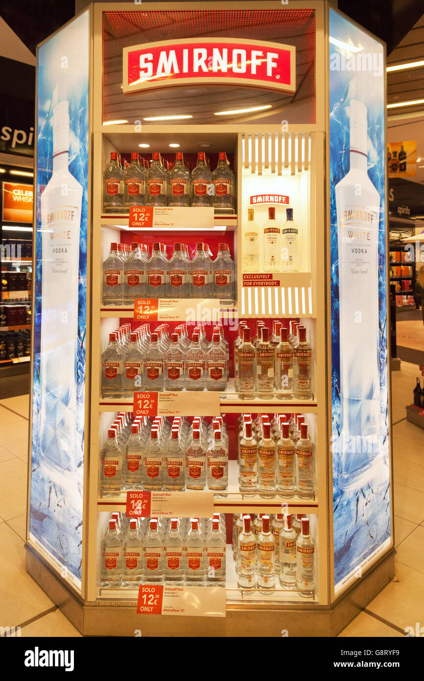 Smirnoff Vodka display, Palma Airport duty free, Maiorca Spagna Foto Stock