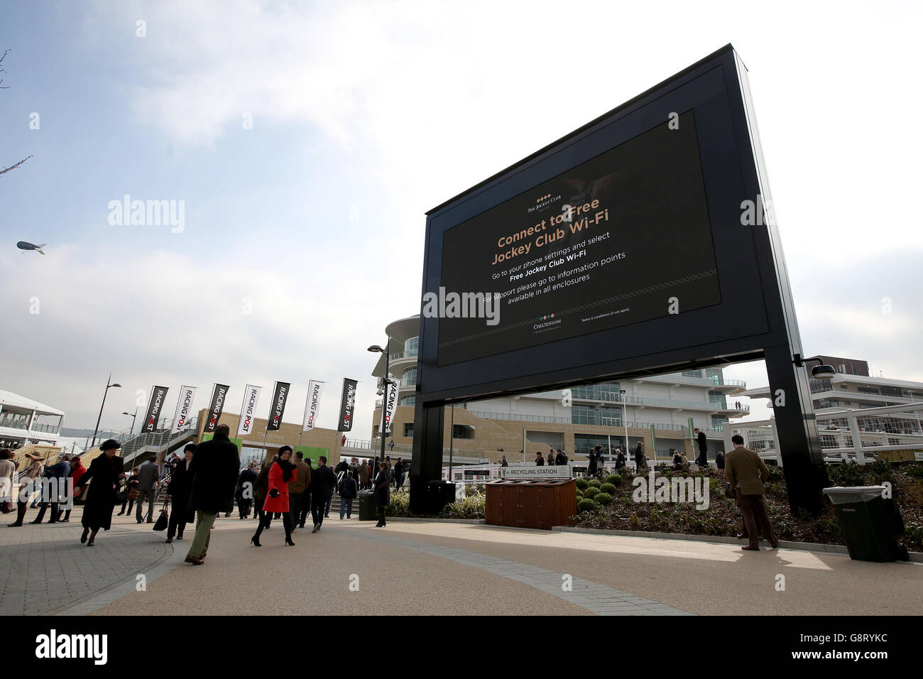 Un gigantesco schermo all'aperto durante il Champion Day al Cheltenham Festival 2016 all'ippodromo di Cheltenham. Foto Stock