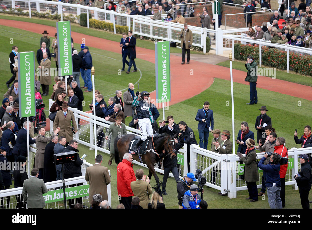 Jockey Nico de Boinville festeggia a bordo di Altior dopo la vittoria nello Sky Bet Supreme Novices' Hurdle durante il Champion Day del Cheltenham Festival 2016 all'ippodromo di Cheltenham. Foto Stock