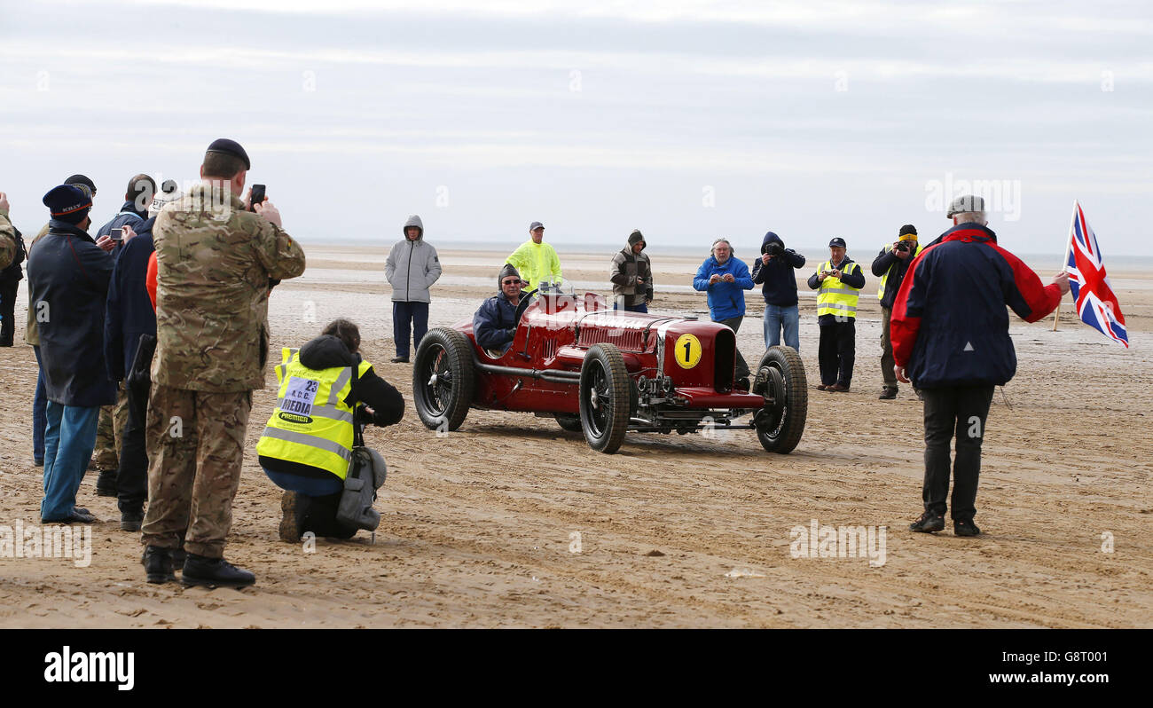 Malcolm Page guida la Tigre Sunbeam su Ainsdale Beach, Merseyside come parte del Southports 2016 Festival of Speed, per celebrare il 90 anniversario della rottura del record di velocità di terra, sulla spiaggia quando è stato guidato da Sir Henry Segrave raggiungendo una velocità di 156 mph. Foto Stock