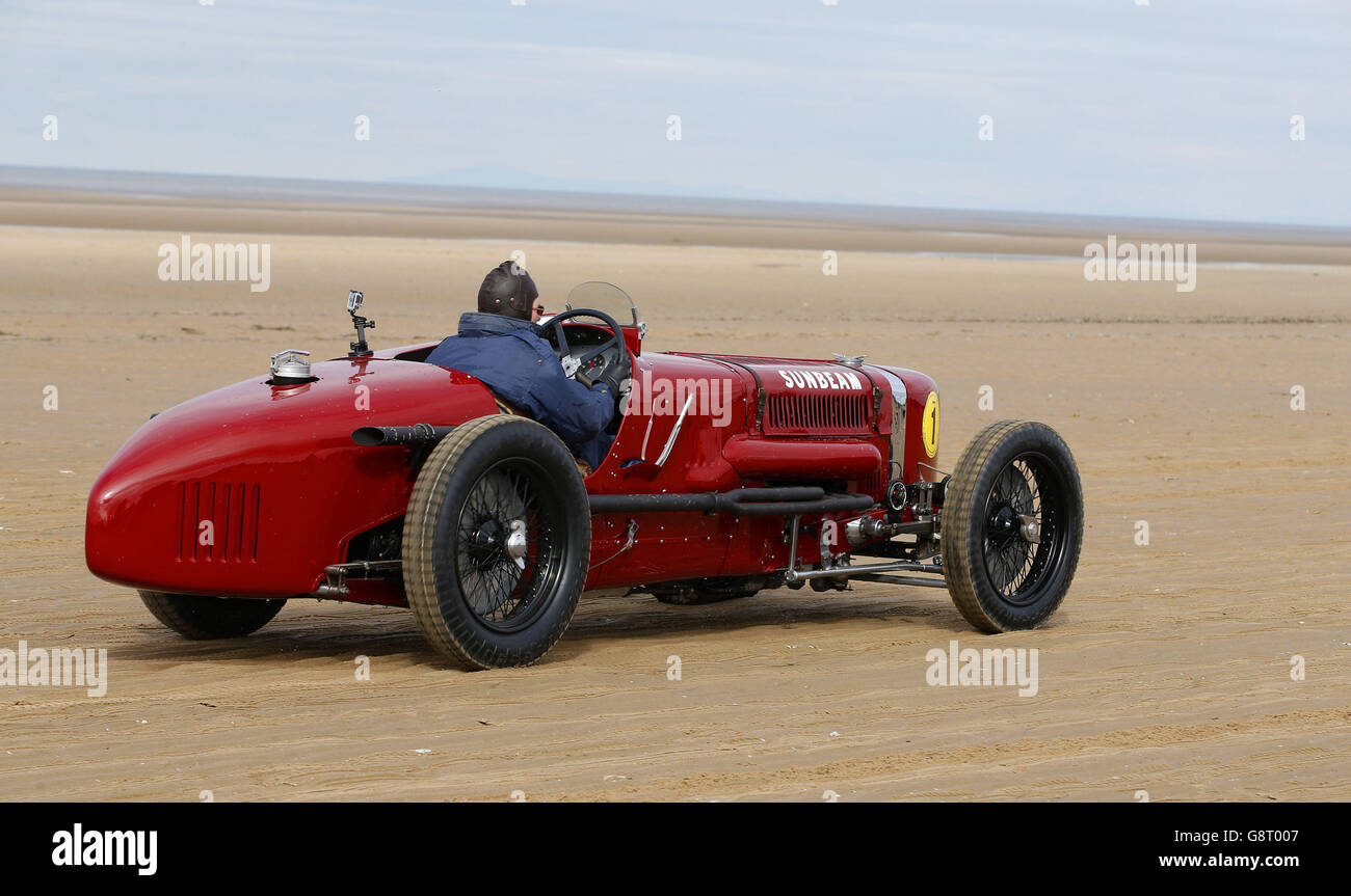 Malcolm Page guida la Sunbeam Tiger su Ainsdale Beach, Merseyside come parte del Southport's 2016 Festival of Speed, per celebrare il 90 anniversario della rottura del record di velocità della terra, sulla spiaggia, quando è stato guidato da Sir Henry Segravio che ha raggiunto una velocità di 156 mph. Foto Stock