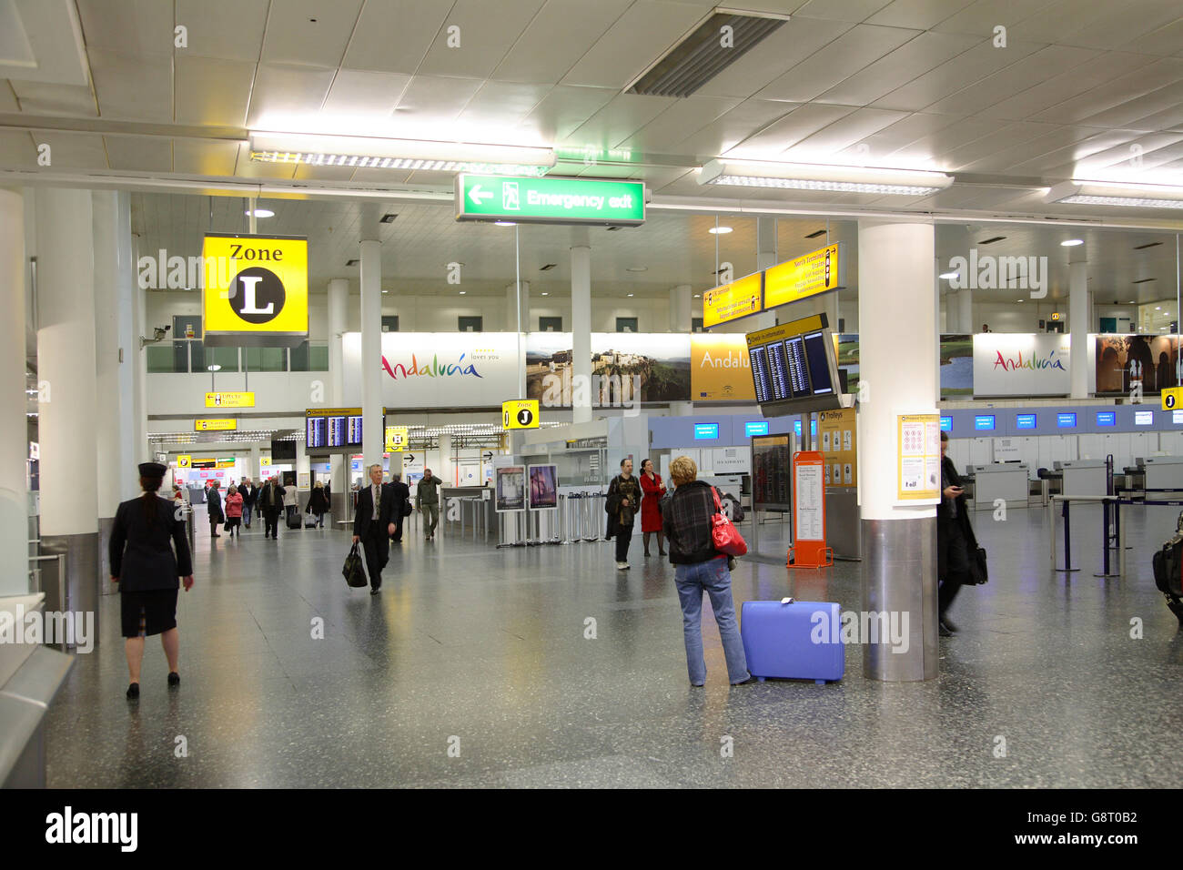 Vista interna del South Terminal check-in hall a Londra, Gatwick Airport. Mostra i passeggeri con bagaglio Foto Stock