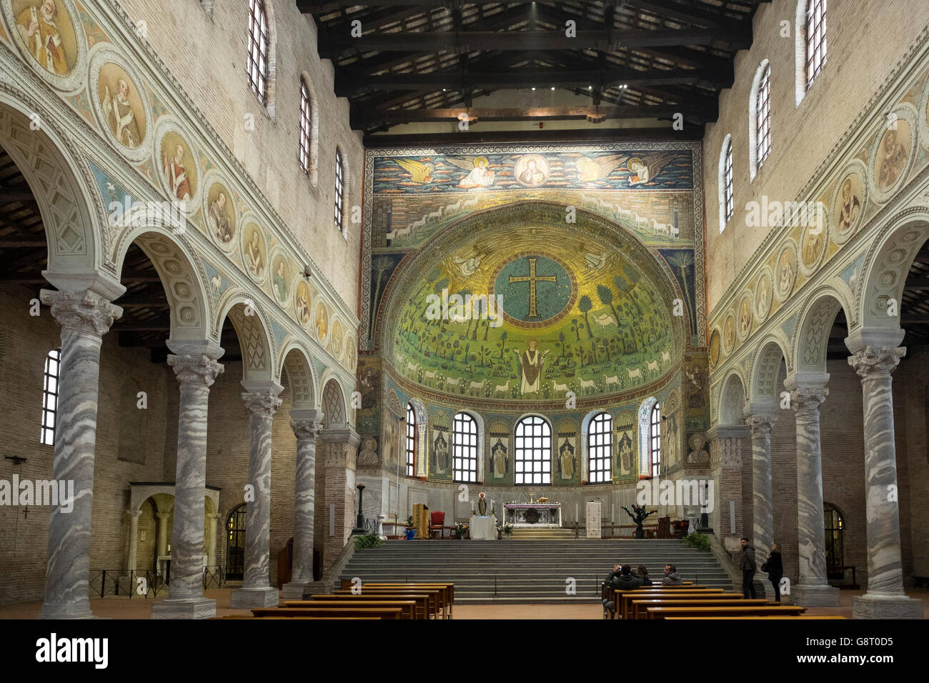 Italia, Emilia Romagna, la Basilica di Sant'Apollinare in Classe è un importante monumento di arte bizantina nei pressi di Ravenna. L'abside è riccamente decorato con mosaici. Foto Stock