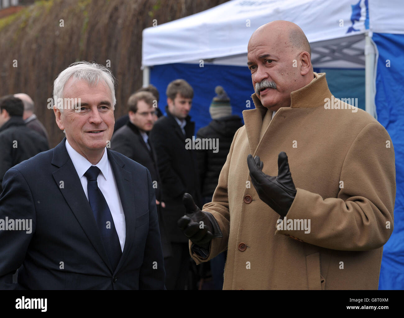 BBC radio 5 Live il corrispondente politico capo John Pienaar (destra) parla con il Cancelliere ombra John McDonnell fuori dal Parlamento a seguito del bilancio del Cancelliere George Osborne. Foto Stock