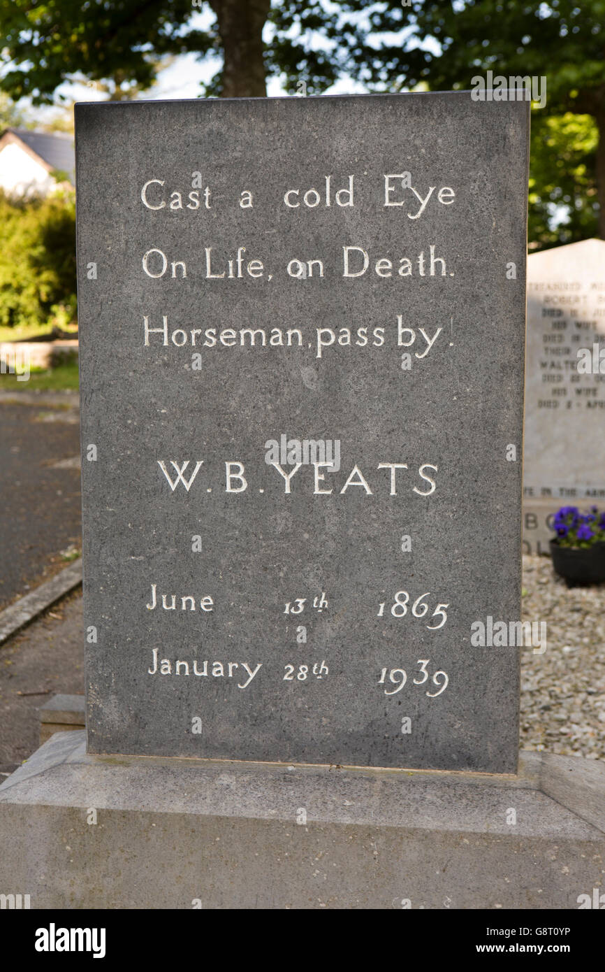 Irlanda, Co Sligo, Drumcliff, St Columbas Chiesa, la tomba del poeta William Butler Yeats Foto Stock