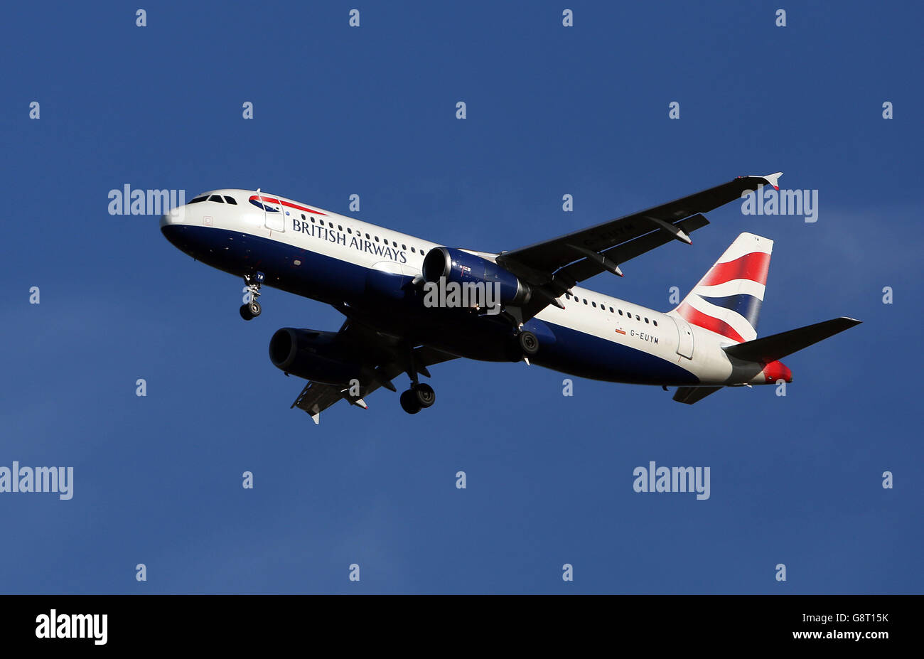 Plane Stock - Aeroporto di Heathrow. Un aereo British Airways Airbus A320-232 con la registrazione G-EUYM atterra a Heathrow Foto Stock