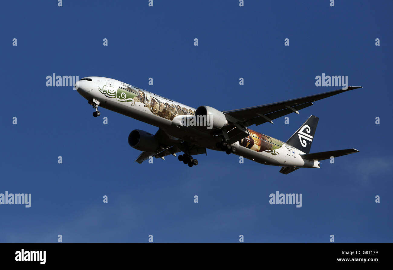 Plane Stock - Aeroporto di Heathrow. Un aereo Air New Zealand Boeing 777-319(ER) con la registrazione ZK-OKP atterra a Heathrow Foto Stock