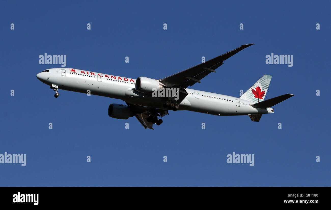 Plane Stock - Aeroporto di Heathrow. Un aereo Air Canada Boeing 777-333(ER) con la registrazione C-FIVW atterra a Heathrow Foto Stock