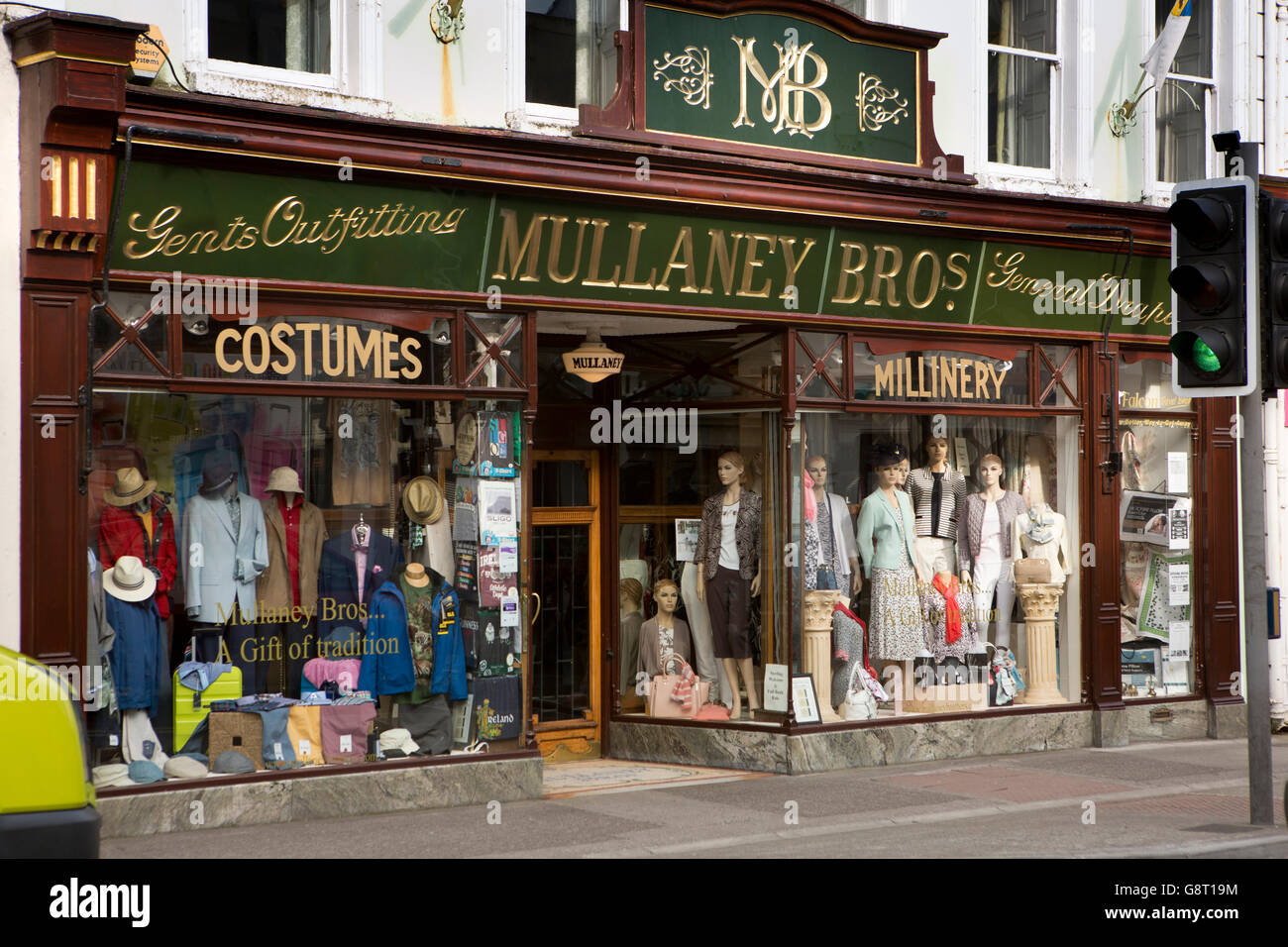 Irlanda, Co Sligo Sligo, O'Connell Street, Mullaney fratelli trasportatori negozio tradizionale parte anteriore Foto Stock