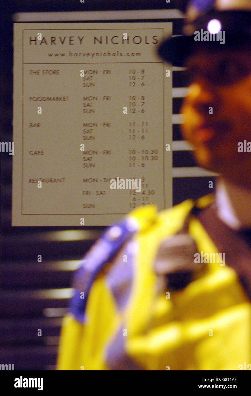 Un agente di polizia fuori dall'ingresso del ristorante al grande magazzino Harvey Nichols a Knightsbridge, nel centro di Londra, martedì 13 settembre 2005, dove due sono stati uccisi stasera dopo un incidente di tiro. Scotland Yard ha dichiarato di aver ricevuto notizie di una pistola sparata al negozio Knightsbridge di Londra alle 19:45 di oggi. Un portavoce ha detto: "Siamo stati chiamati ad Harvey Nichols dopo aver riferito di una sparatoria. "Al momento non sappiamo alcun dettaglio, ma sono presenti diverse forze di polizia." Vedi PA Story POLICE HarveyNichols. PREMERE ASSOCIAZIONE foto. Il credito fotografico dovrebbe essere: Johnny Green/ PA. Foto Stock