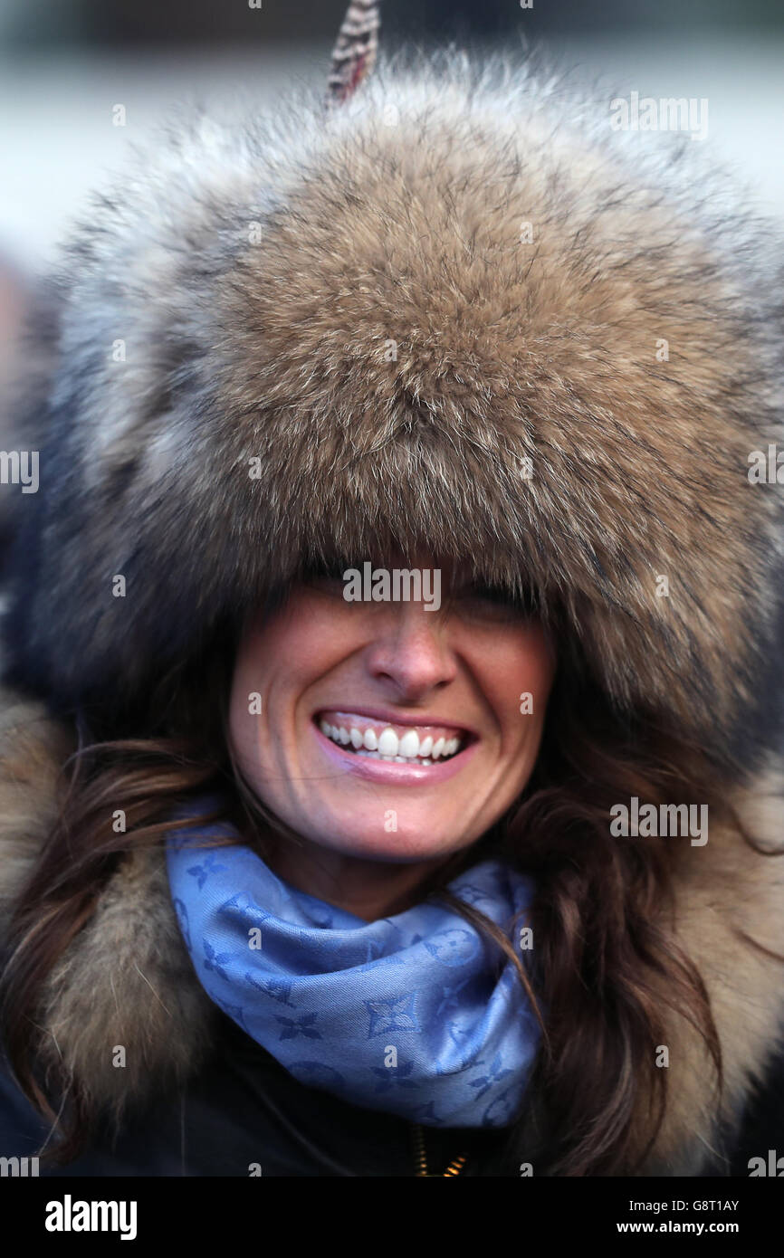 Partner di Lee Westwood, Helen Story durante il Ladies Day del Cheltenham Festival 2016 all'ippodromo di Cheltenham. Foto Stock