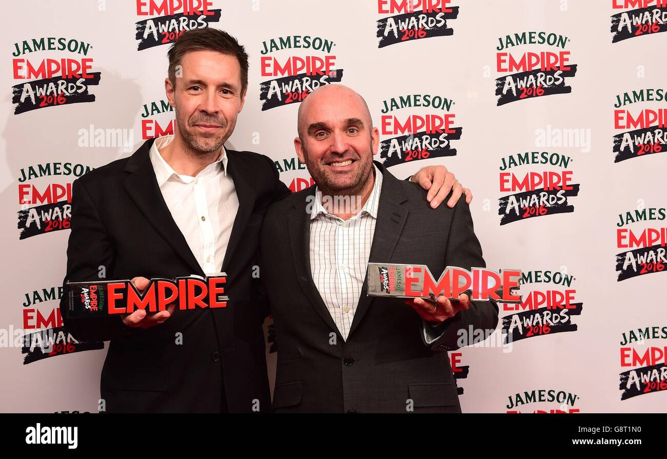 Paddy Considine (a sinistra) con il premio di ispirazione presentato da Shane Meadows, che è stato visto con il premio Best TV Series, questo è Inghilterra '90, al Jameson Empire Film Awards 2016 tenuto a Grosvenor House, su Park Lane, Londra. Foto Stock