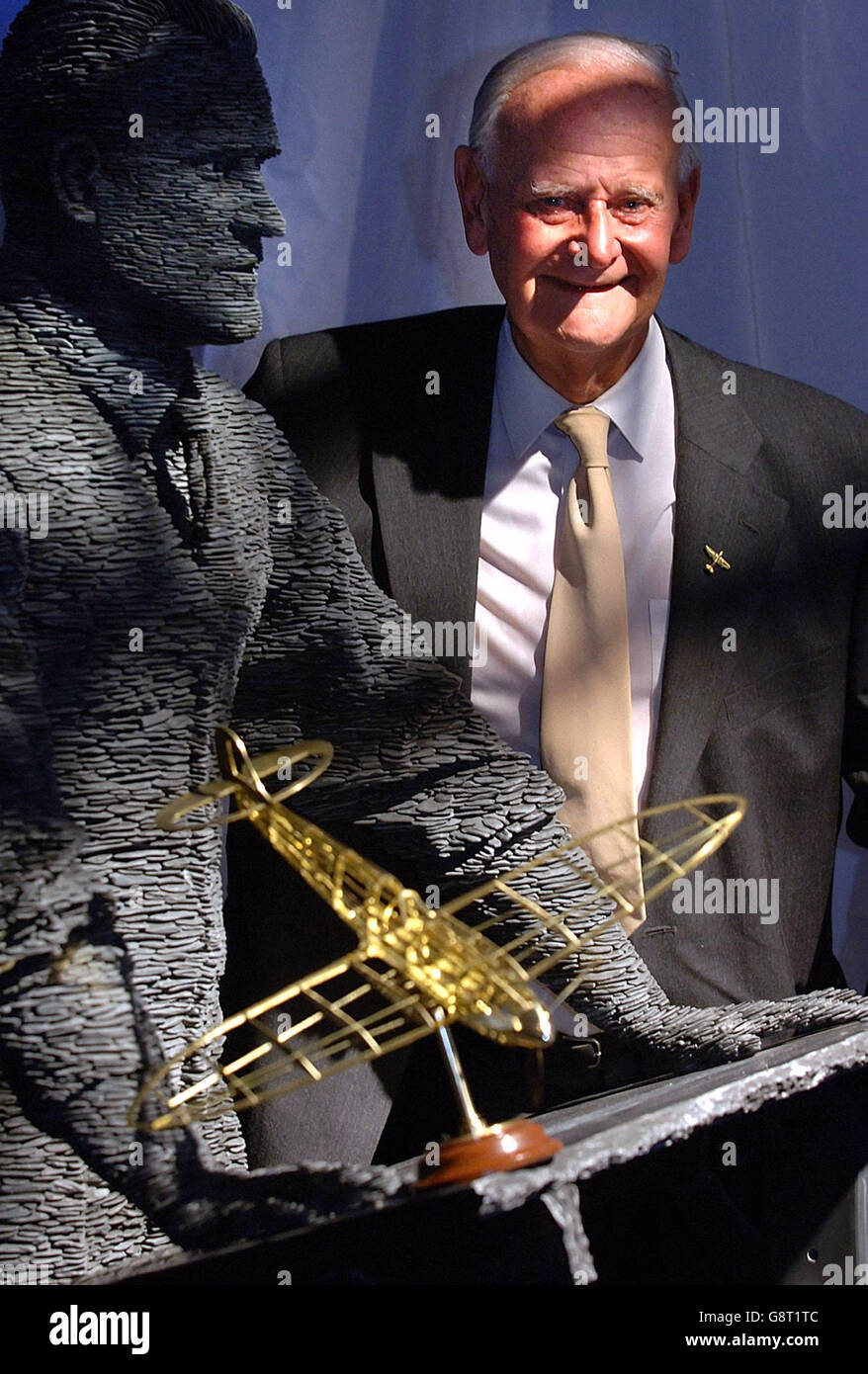 Il dottor Gordon Mitchell, figlio del designer di Spitfire RJ Mitchell, si erge con una statua del padre dopo la sua inaugurazione al London's Science Museum, giovedì 15 settembre 2004. La statua, dell'artista Stephen Kettle, è composta da 400,000 pezzi singoli di ardesia gallese impilata. Vedere la storia di PA. PREMERE ASSOCIAZIONE foto. Il credito fotografico dovrebbe essere: Matthew Fearn/PA Foto Stock