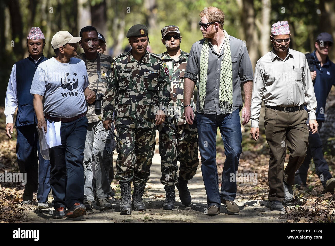 Il principe Harry arriva con gli esperti della fauna selvatica e i soldati dell'esercito del Nepal al parco nazionale di Bardia, Nepal, per vedere una stazione di trappola della tigre, che fotografa tutto ciò che si muove e impara a conoscere la conservazione della fauna selvatica al parco. Foto Stock