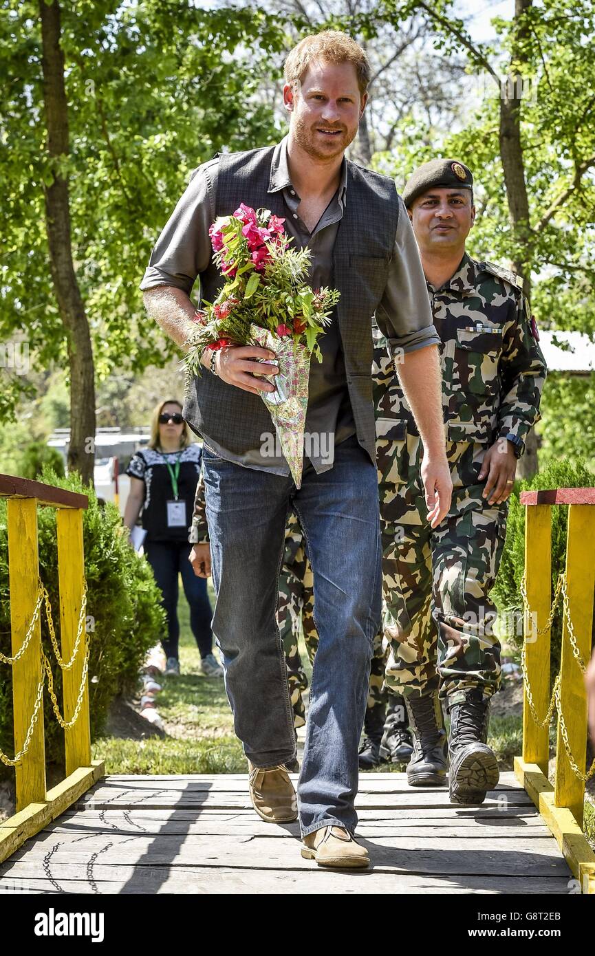 Il Principe Harry arriva alla base militare presso il Parco Nazionale di Bardia, Nepal. Foto Stock