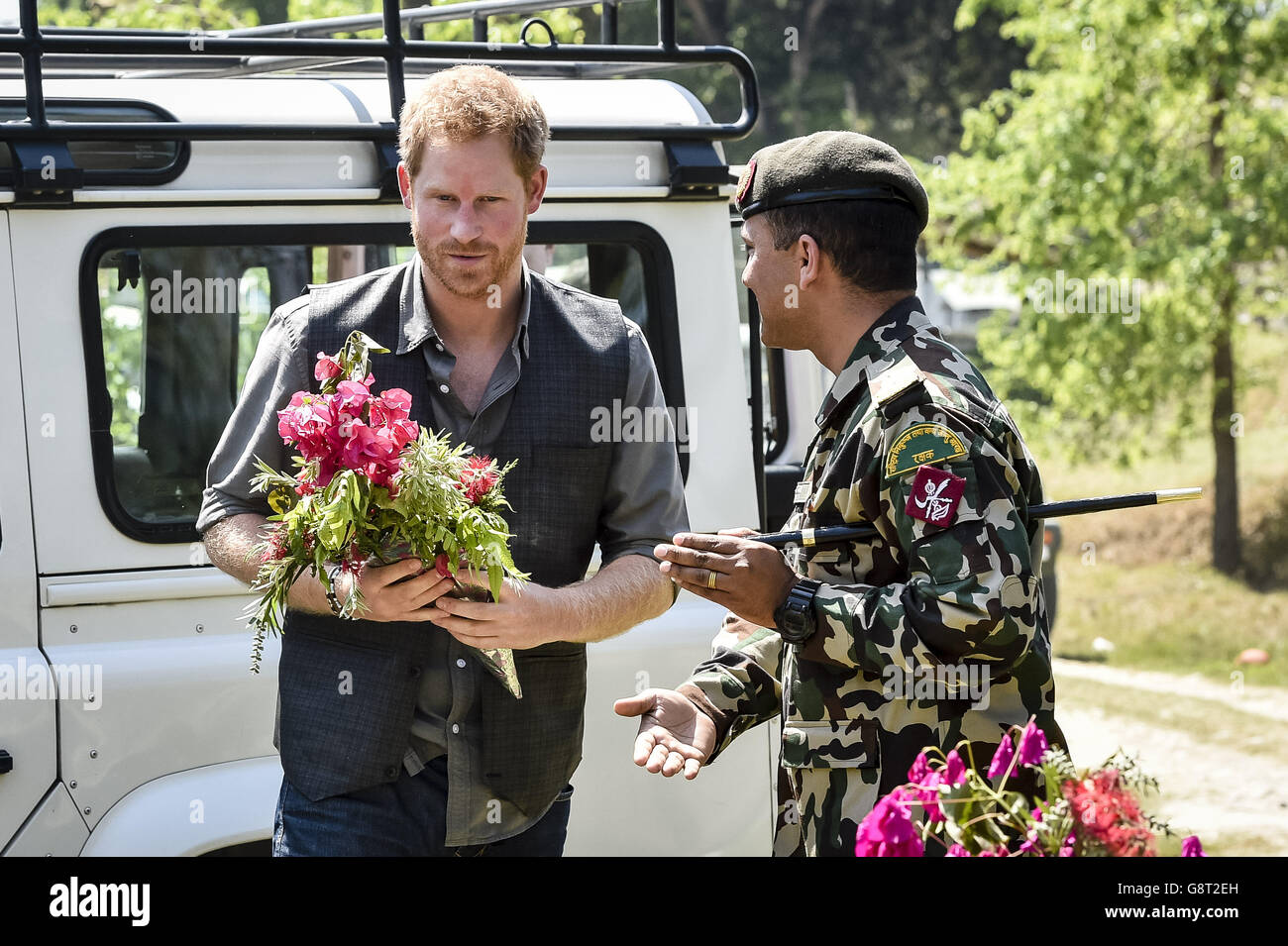 Il Principe Harry arriva alla base militare presso il Parco Nazionale di Bardia, Nepal. Foto Stock