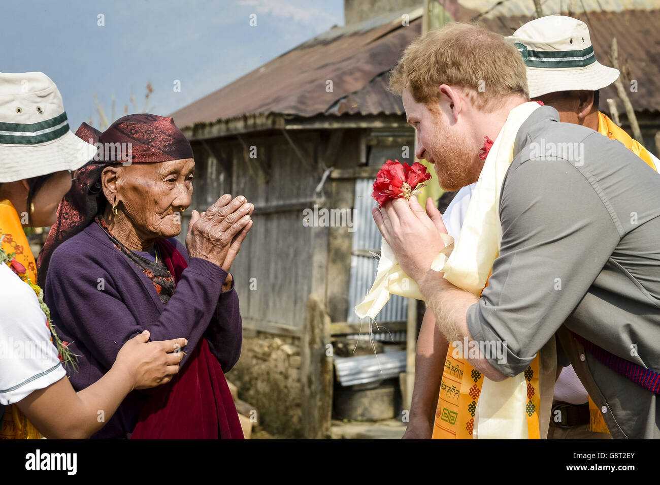 Il principe Harry eccita un namaste con la signora Pakuli Gurung di 86 anni a Bhir Kuna mentre il principe visita il terremoto ha colpito il villaggio in Nepal e vede la sua ricostruzione. Foto Stock