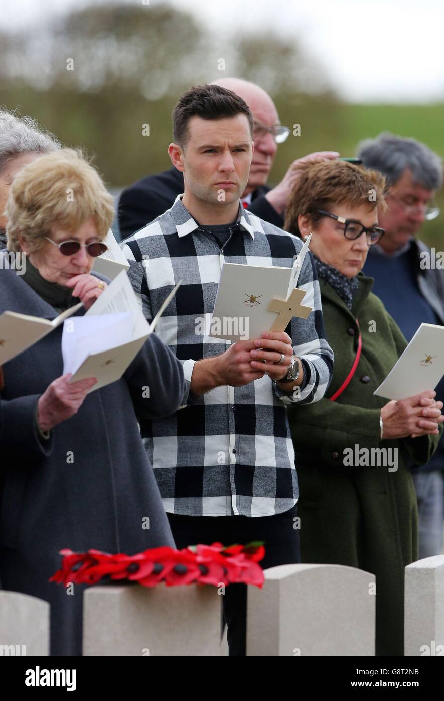 Il musicista Harry Judd, assiste alla cerimonia di redenzione del suo grande zio il reverendo Alan Judd MC al Cimitero britannico dei quindici Ravine a Villers-Plouich, Francia. Foto Stock
