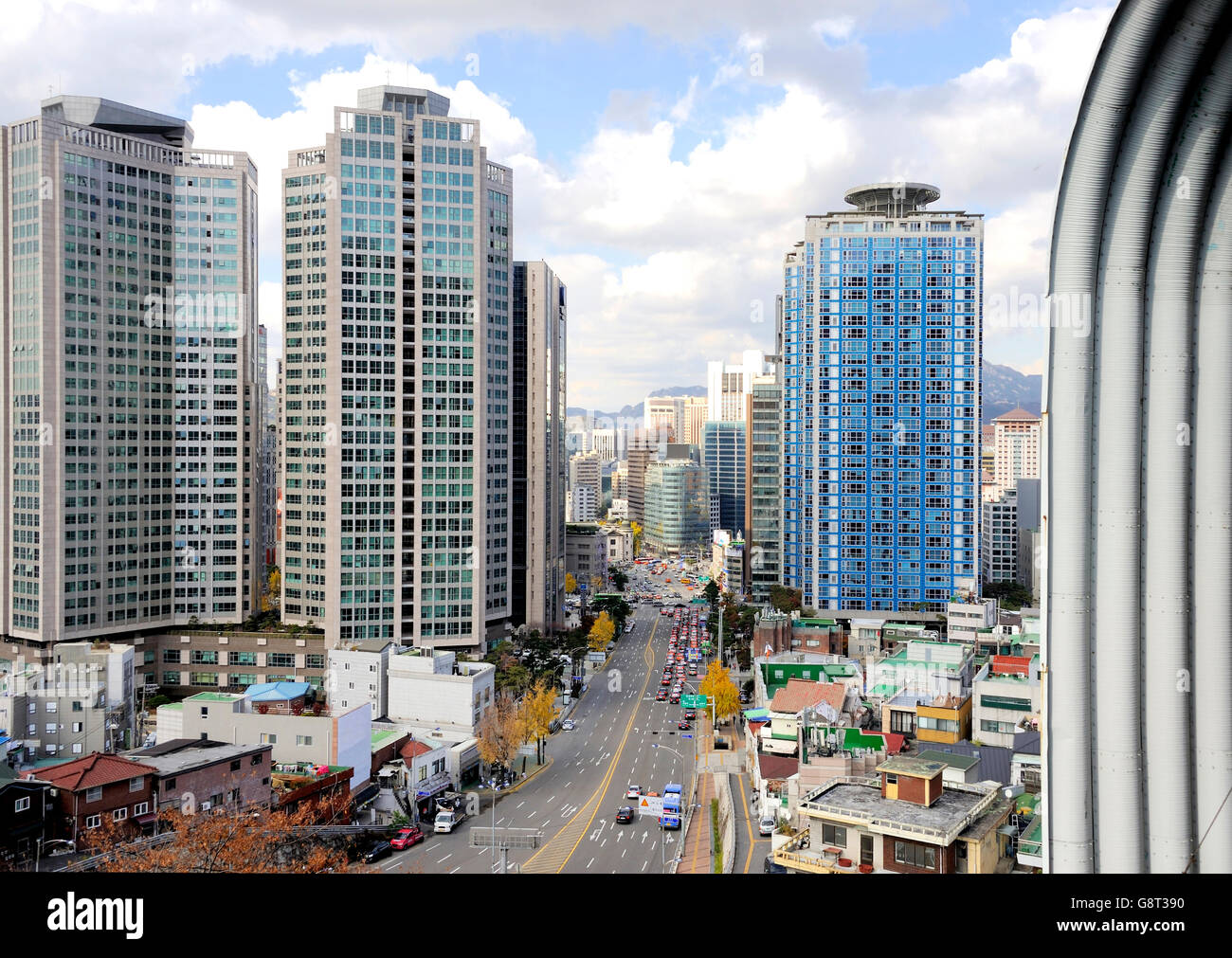 Il centro della città di Seoul, Corea del Sud, con edifici di uffici e traffico Foto Stock
