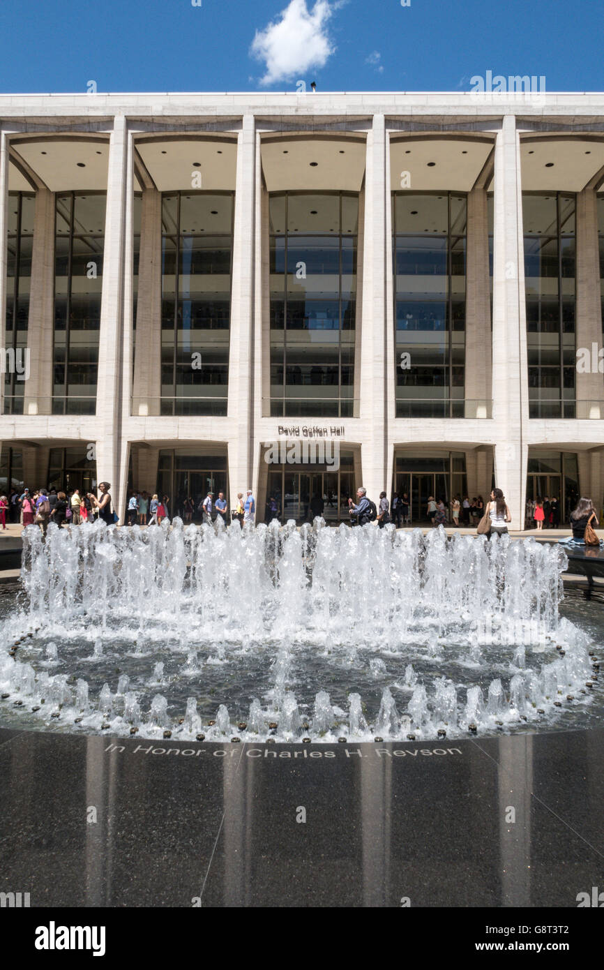 Il Lincoln Center per le Arti dello Spettacolo della Fontana e la plaza, NYC Foto Stock