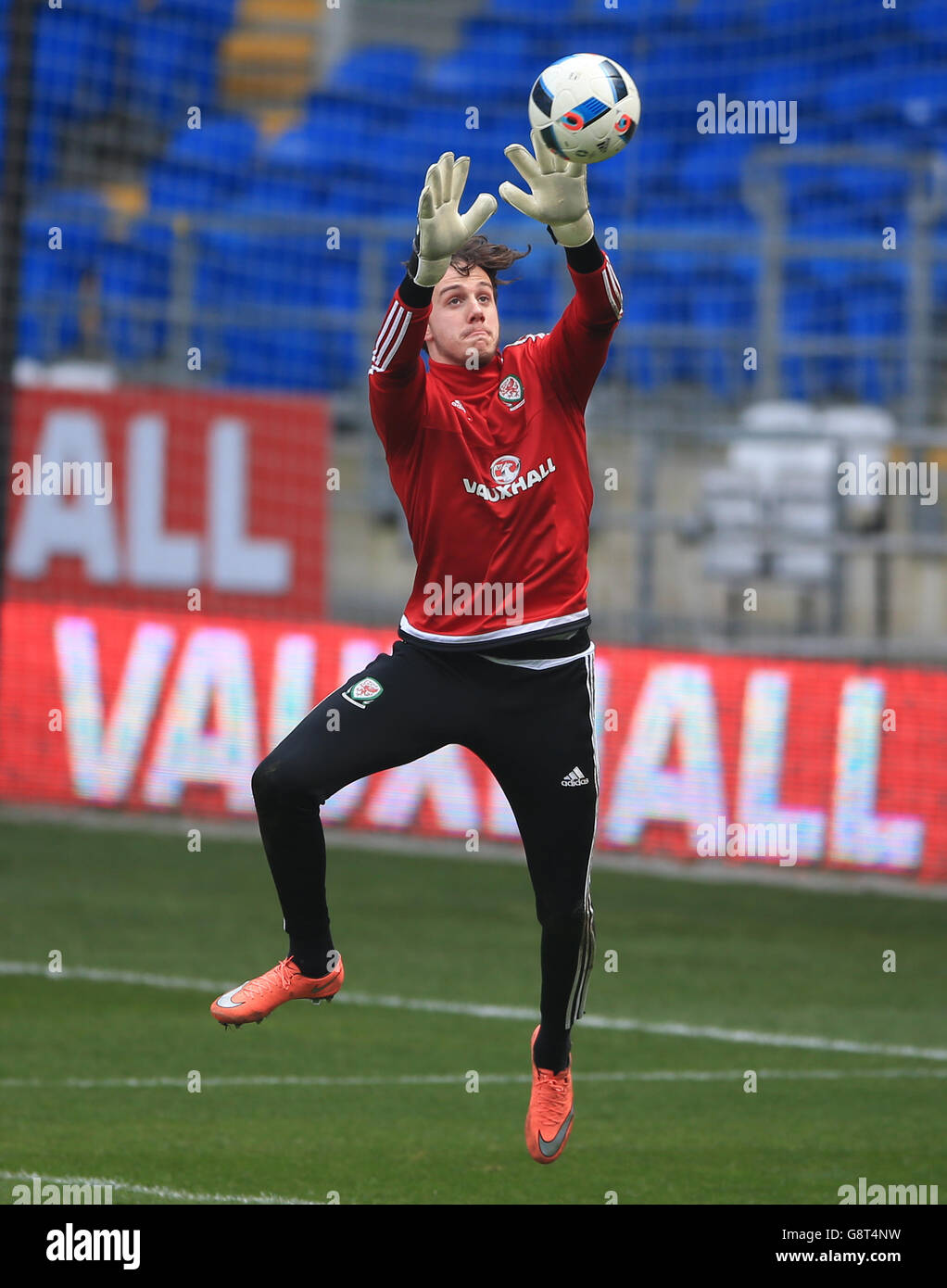 Il portiere del Galles Danny Ward durante una sessione di allenamento al Cardiff City Stadium di Cardiff. Foto Stock