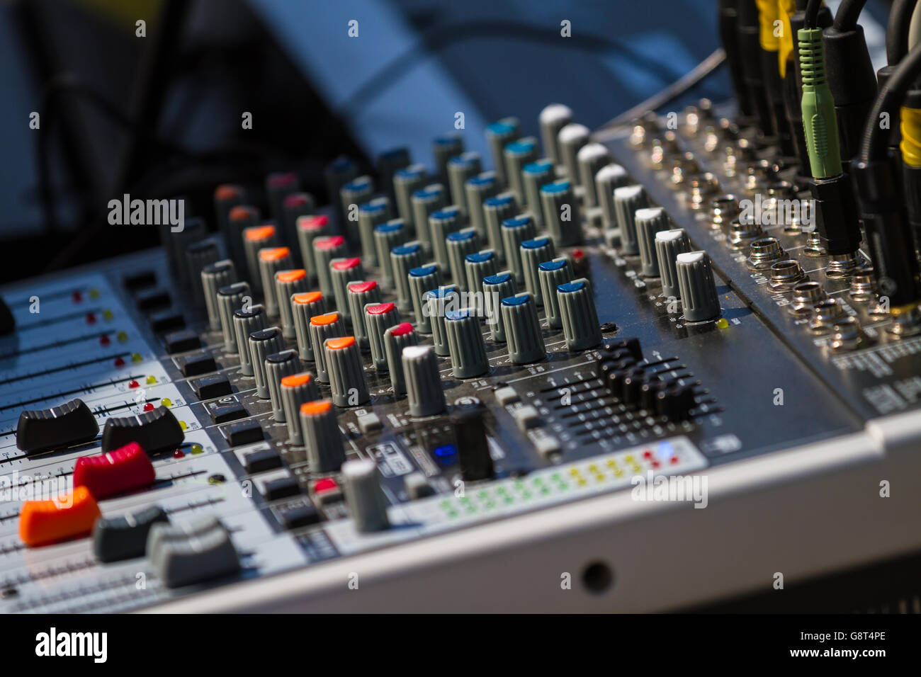 In prossimità di un vecchio studio tabella di miscelazione. Audio mixer audio del pannello di controllo. Foto Stock