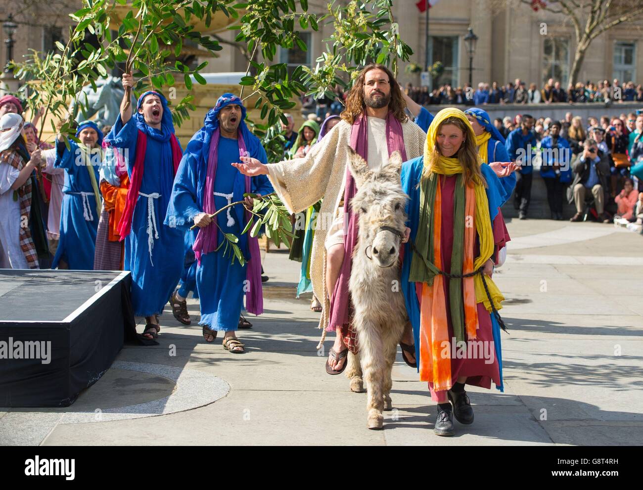 L'attore James Burke-Dunsmore come Jesus durante un concerto del Venerdì Santo di 'la Passione di Gesù' da parte dei giocatori di Wintersall, in Trafalgar Square, Londra. Foto Stock