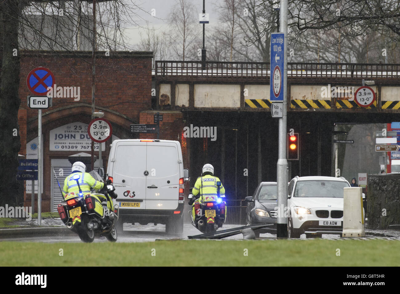 Un furgone che porta John Leathem, 31 anni, lascia Dumbarton Sheriff Court, dove apparve accusato dell'assassinio di Paige Doherty, 15 anni. Foto Stock